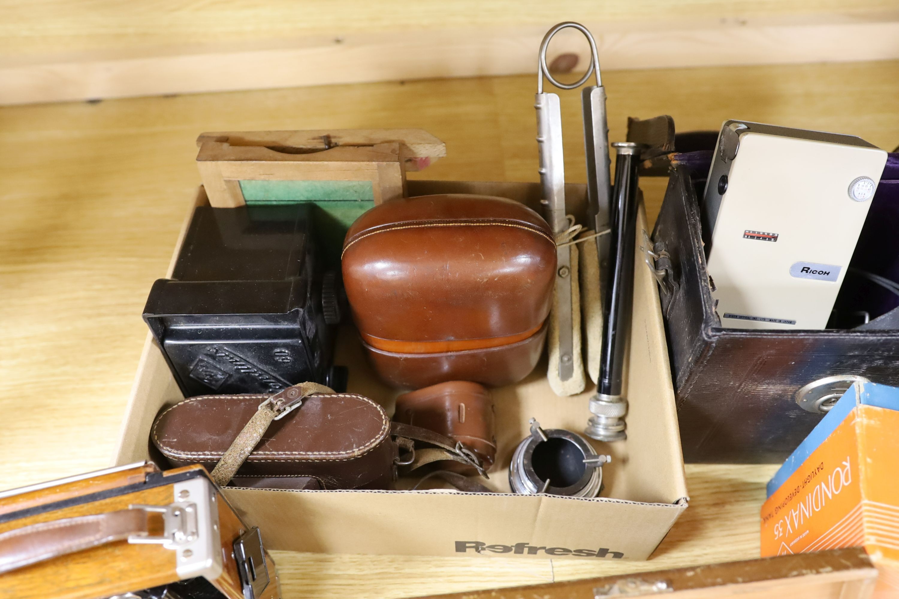 Mixed 20th century photographic equipment to include a cased Zeiss-Ikon Compur plate camera, a Zeiss-Ikon Klio, aKodak Retina iia, a Kodak colouring set, etc